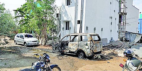 மறைமலை நகரில் பொதுமக்களிடம் நகை பறிப்பு: கார் மீது பெட்ரோல் குண்டு வீசி ரவுடிகள் ரகளை - பாதுகாப்பு பணிகளை அதிகரிக்க வேண்டுகோள்