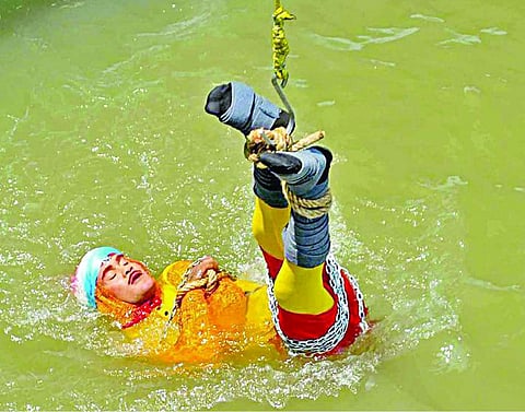 அமெரிக்க நிபுணர் ஹாரியைப் போல் செய்து காட்ட கை, கால்கள் கட்டப்பட்டு ஆற்றில் இறக்கப்பட்ட கொல்கத்தா மேஜிக் நிபுணரை காணவில்லை