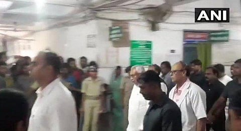 முசாபர்பூர் வந்த நிதிஷ் குமாருக்கு மக்கள் கறுப்புக்கொடி காட்டி எதிர்ப்பு: குழந்தைகளைப் பார்க்காமல் திரும்பினார்