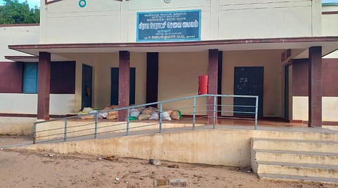 பயன்பாட்டிற்கு வராத இ-சேவை மையங்கள்: இணையவழி தொடர்புகளுக்கு நகரங்களை நோக்கிச் செல்லும் கிராம மக்கள்