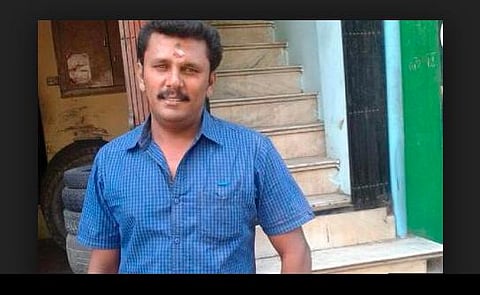 போலீஸ் ஏட்டு பணியிடை நீக்கத்தைத் தொடர்ந்து லத்தியால் தாக்கி இறந்த இளைஞரின் உடலை குடும்பத்தினர் பெற்றனர்