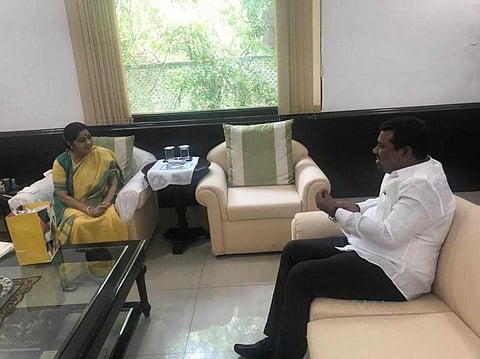 இலங்கையில் தமிழக மீனவர் கைதாகும் பிரச்சினையில் சுஷ்மா ஸ்வராஜுடன் எம்.பி. நவாஸ்கனி ஆலோசனை