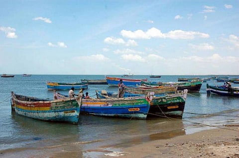 கடல்வளமே எம் வளம்: இழுவை மடி, சுருக்கு மடியைத் துறந்து கட்டுப்பாடுடன் மீன்பிடிக்கும் தருவைக்குளம் மீனவர்கள்