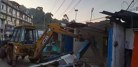 குன்னூரில் பலத்த போலீஸ் பாதுகாப்புடன் ஆக்கிரமிப்பு கடைகள் அகற்றம்