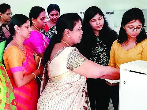 முகங்கள்: வெண்டையால் ஒளிவீசும் மாணவிகள்