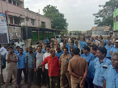 சென்னை மாநகரப் போக்குவரத்து ஊழியர்கள் திடீர் வேலைநிறுத்தம்: பேருந்து இன்றி பொதுமக்கள் அவதி