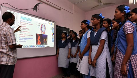 புதுச்சேரியில் முதல்முறையாக அரசு பள்ளியில் சிசிடிவி: சொந்த செலவில் நவீனமாக்கிய முன்னாள் மாணவிகள்