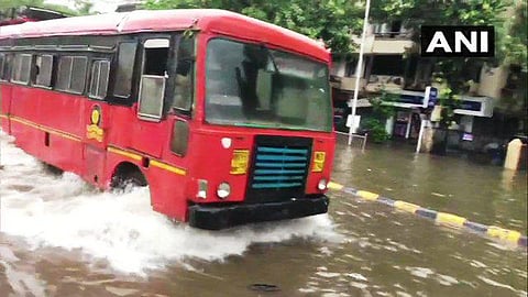 மும்பையில் கொட்டித்தீர்த்த கனமழை: விடுமுறை அறிவிப்பு: 19 பேர் பலி: 54 விமானங்கள் திருப்பிவிடப்பட்டன, ரயில் சேவை ரத்து