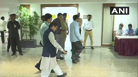 குஜராத்தில் 2 மாநிலங்களவை எம்.பி.க்களுக்கான இடைத்தேர்தல் வாக்குப்பதிவு தொடங்கியது: ஹோட்டலில் தங்கிய காங். எம்எல்ஏக்கள் திரும்பினர்