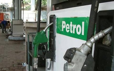 நள்ளிரவு முதல் பெட்ரோல், டீசல் விலைகள் உயர்கிறது