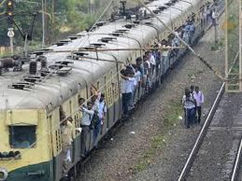 சென்னையில் பராமரிப்பு பணிக்காக புறநகர் ரயில் சேவை குறைப்பு: பயணிகள் கடும் அவதி