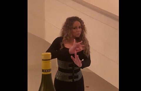 வித்தியாசமான முறையில் பாட்டில் சேலஞ்ச் செய்த அமெரிக்கப் பாடகி