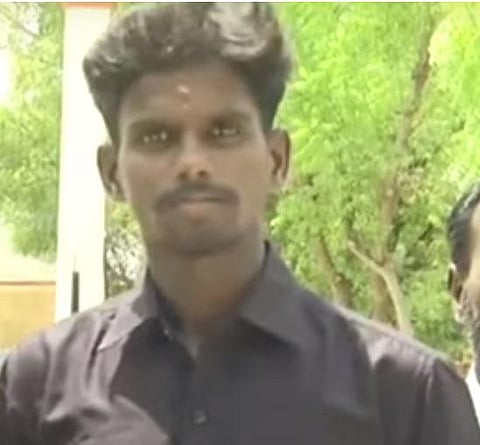 மதுவுக்கு எதிராக விளம்பரப் பலகை: இளைஞரை சொந்த ஜாமீனில் விடுவித்த நீதிபதி