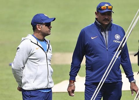 தோனியை முன்னால் களமிறக்கி அவர் ஆட்டமிழந்திருந்தால் விரட்டலே செத்திருக்கும்: ரவிசாஸ்திரி திட்டவட்டம்