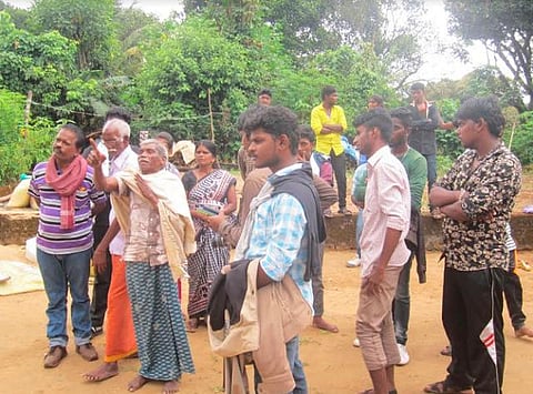 தேவைகளைச் சுருக்கி வாழ்வதே இயல்பு: பழங்குடி மக்களிடம் கற்றதைக் கற்பிக்க முயலும் இளைஞர்