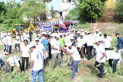 புதுச்சேரியில் தொகுதி தோறும் குளத்தை தூர்வாரும் பணியைத் தொடங்கிய ரஜினி மக்கள் மன்றம்