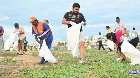 ஓட்டப் பயிற்சியோடு, குப்பையை சேகரித்து அகற்றும் நிகழ்ச்சியை சென்னை பெசன்ட் நகர் எலியட்ஸ் கடற்கரையில் மாநகராட்சி ஆணையர் கோ.பிரகாஷ் நேற்று தொடங்கிவைத்தார். தன்னார்வலர்களுடன் இணைந்து அவரும் ஓட்டப் பயிற்சியுடன் குப்பைகளை அகற்றினார்.படம்: பு.க.பிரவீன்