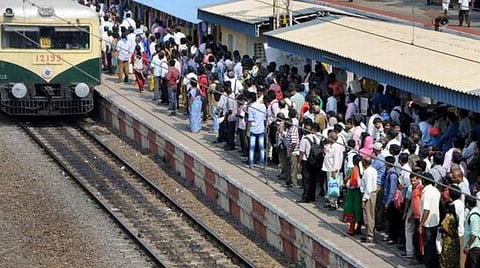 தாம்பரம், வேளச்சேரி மார்க்கங்களில் 67 மின்சார ரயில் சேவைகள் ரத்து; சிறப்பு ரயில்கள் தாமதத்தால் பயணிகள் அவதி
