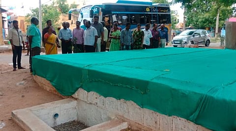 ஆண்டிபட்டி சக்கம்பட்டியில் உள்ள மழைநீர் சேகரிப்பு மாதிரி கிணற்றை பேரூராட்சிகளின் மண்டல உதவி இயக்குநர் விஜயலட்சுமி தலைமையிலான செயல்அலுவலர்கள் வேனில் வந்து பார்வையிட்டு ஆய்வு செய்தனர்.