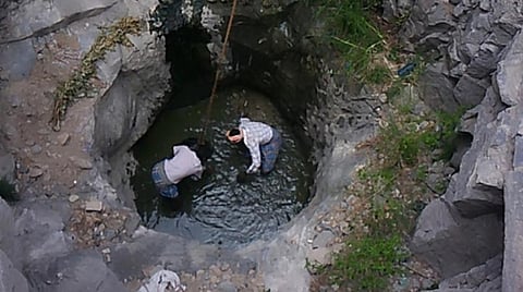 கிணறுகளை தூர்வாரும் பணி