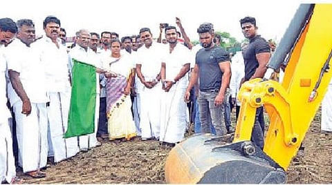 சந்தானவேணுகோபாலபுரம் கிராமத்தில் உள்ள சின்ன ஏரியில் தூர்வாரும் பணியை சென்னை உயர் நீதிமன்ற நீதிபதி கிருபாகரன், திருவள்ளூர் மாவட்ட ஆட்சியர் மகேஸ்வரி ரவிக்குமார் ஆகியோர் தொடங்கி வைத்தனர்.