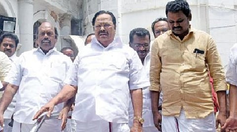 அஞ்சல்துறை தேர்வை தமிழில் நடத்த தீர்மானம் நிறைவேற்ற முன்வராததைக் கண்டித்து சட்டப்பேரவையில் இருந்து வெளிநடப்பு செய்த எதிர்க்கட்சி துணைத் தலைவர் துரைமுருகன் உள்ளிட்ட திமுக உறுப்பினர்கள். படம்: ம.பிரபு