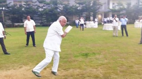 ஓட்டலில் தங்கியுள்ள பாஜக எம்எல்ஏக்களுடன் கிரிக்கெட் விளையாடிய எடியூரப்பா