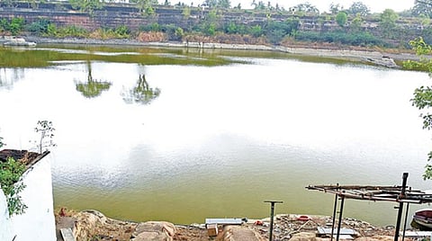 தஞ்சாவூர் பெரிய கோயிலில் கிடைக்கும் மழைநீர் இன்றளவும் சேமித்து வைக்கப்படும் சிவகங்கை குளம்.