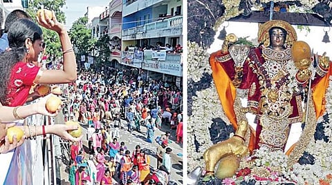 காரைக்கால் அம்மையார் மாங்கனித் திருவிழாவையொட்டி நேற்று நடைபெற்ற பிச்சாண்டவர் வீதியுலாவின்போது மாங்கனிகளை வீசும் பக்தர்கள். (அடுத்த படம்) பிச்சாண்டவர் கோலத்தில் கையில் மாங்கனியுடன் சிவபெருமான். படங்கள்: வீ.தமிழன்பன்