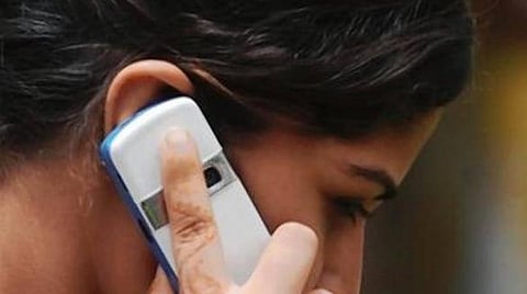 திருமணம் ஆகாத பெண்கள் செல்போன் வைத்துக் கொள்ளக் கூடாது; சாதி மறுப்பு திருமணம் செய்தால் அபராதம்: விநோத கட்டுப்பாடுகளை விதித்த குஜராத் கிராமம்