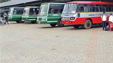 உதகை பேருந்து நிலையத்தில் தாமதமாகும் சீரமைப்பு பணியால் தவிக்கும் பயணிகள்!