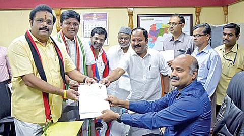 வேலூர் மக்களவை தொகுதியில் போட்டியிட மாவட்ட ஆட்சியர் சண்முகசுந்தரத்திடம் வேட்புமனுவை தாக்கல் செய்த திமுக வேட்பாளர் கதிர் ஆனந்த். உடன் கூட்டணி கட்சியினர்.படம்: வி.எம்.மணிநாதன்