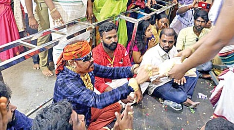 சிறப்பு நுழைவில் வந்து அத்திவரதரை தரிசனம் செய்த ரவுடி வரிச்சியூர் செல்வம்.