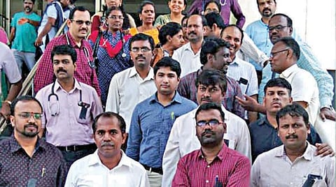 ஊதிய உயர்வு உள்ளிட்ட கோரிக்கைகளை நிறைவேற்ற வலியுறுத்தி சென்னை எழும்பூர் அரசு குழந்தைகள் நல மருத்துவமனையில் புறநோயாளிகள் பிரிவை புறக்கணித்து அரசு டாக்டர்கள் கருப்பு பேட்ஜ் அணிந்து ஆர்ப்பாட்டத்தில் ஈடுபட்டனர்.