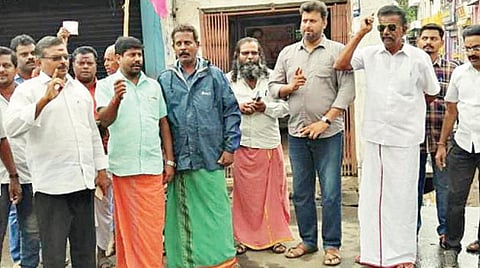 மயிலாடுதுறையை தனி மாவட்டமாக அறிவிக்கக் கோரி, மயிலாடுதுறை கச்சேரி சாலையில் நேற்று நடைபெற்ற ஆர்ப்பாட்டத்தில் பங்கேற்ற பல்வேறு அமைப்பினர்.