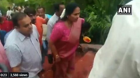 எடியூரப்பா கர்நாடக முதல்வராக வேண்டி பாஜக பெண் எம்.பி. சிறப்பு பூஜை: 1001 படிகள் ஏறி நேர்த்திக்கடன் செலுத்தினார்