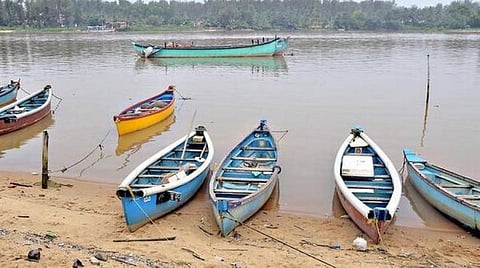 கேரள கடலில் மூழ்கிய 3 மீனவர்களை தேடும் பணி 2-வது நாளாக தீவிரம்: நீரோடி கிராம மக்கள் சோகம்