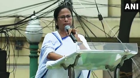 கொல்கத்தாவில் நடந்த பேரணியில் முதல்வர் மம்தா பானர்ஜி பேசிய காட்சி : படம் ஏஎன்ஐ