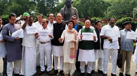 பிரியங்கா காந்தி கைது செய்யப்பட்டதைக் கண்டித்து காங்கிரஸ் எம்.பிக்கள் நாடாளமன்ற முகப்பில் போராட்டம் நடத்திய காட்சி : படம் சந்தீப் சக்சேனா