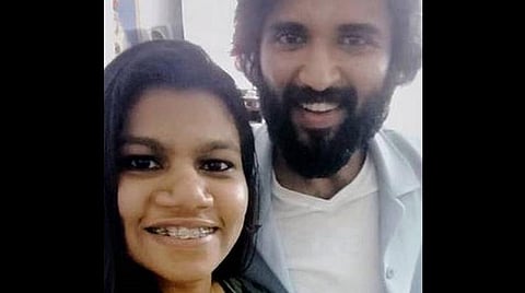 ரசிகை வீட்டுக்கே சென்று இன்ப அதிர்ச்சி கொடுத்த விஜய் தேவரகொண்டா