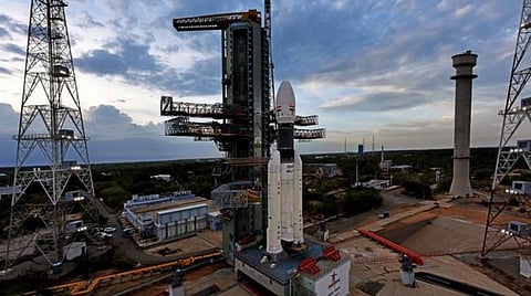 சற்று நேரத்தில் விண்ணில் பாய்கிறது: தயார் நிலையில் சந்திராயன் -2