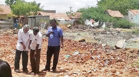 சிவகங்கையில் ஆழ்துளை கிணறு அமைக்க ஊற்று பார்க்கும் ஆட்சியரின் தந்தை ஜெகதீஸ்வரன் (இடது ஓரம்).