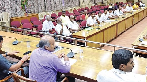 வேலூர் மக்களவைத் தொகுதி தேர்தலில் போட்டியிடும் வேட்பாளர்களுக்கு சின்னம் ஒதுக்கீடு செய்வது குறித்த கூட்டம் வேலூர் மாவட்ட ஆட்சியர் அலுவலகத்தில் தேர்தல் நடத்தும் அலுவலரும் மாவட்ட ஆட்சியருமான சண்முகசுந்தரம் தலைமையில் நேற்று நடைபெற்றது. படம்: வி.எம். மணிநாதன்