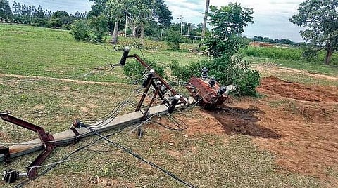 குட்டி பலியானதற்குக் காரணமான ட்ரான்ஸ்பார்மரை சாய்த்து பழிதீர்த்த தாய் யானை