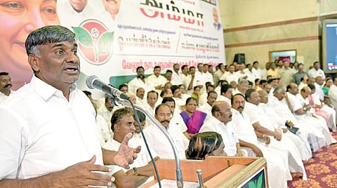 அதிமுக சார்பில், வேலூர் மக்களவை தொகுதி தேர்தல் பணிக்குழு கூட்டத்தில் பேசும் அமைச்சர் கே.சி.வீரமணி.படம்: வி.எம்.மணிநாதன்.