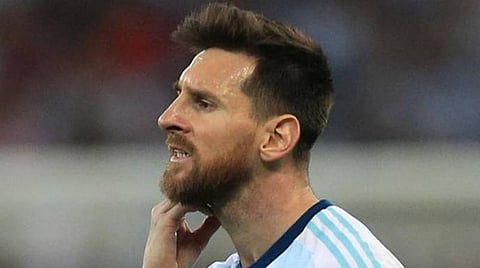 நட்சத்திர கால்பந்து வீரர் லியோனல் மெஸ்ஸிக்குத் தடை, அபராதம்