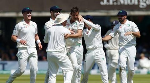 கொண்டாடும் அயர்லாந்து பவுலர், வீரர்கள். | ஏ.எப்.பி.