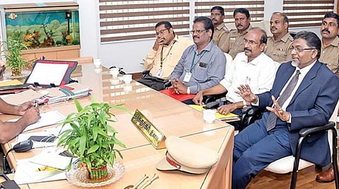 சென்னையில் நேற்று முன்தினம், பச்சையப்பன் கல்லூரி மாணவர்கள் பட்டாக்கத்தி போன்ற ஆயுதங்களால் சக மாணவர்களைத் தாக்கிய சம்பவத்தைத் தொடர்ந்து, 3 கல்லூரி முதல்வர்களுடன் சென்னை மாநகர காவல் இணை ஆணையர் (கிழக்கு) ஆர்.சுதாகர் நேற்று ஆலோசனை நடத்தினார். படம்: பி.ஜோதிராமலிங்கம்