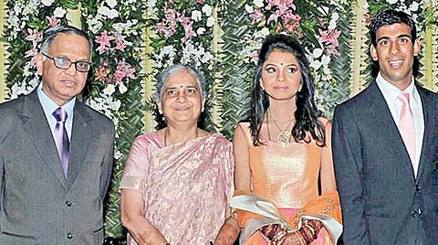 மகள் அக்சதா, மருமகன் ரிஷி சுனக் உடன் இன்போசிஸ் நிறுவனர் நாராயண மூர்த்தி, அவரது மனைவி சுதா மூர்த்தி. (கோப்புப் படம்)