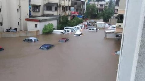 மும்பையில் ஒரே நாளில் 21 செ.மீ. மழை: அடுக்குமாடி வீடுகளை சூழ்ந்த வெள்ளம்; தண்ணீரில் மூழ்கிய கார்கள்
